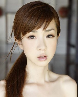 谁知道这个美女是谁啊？