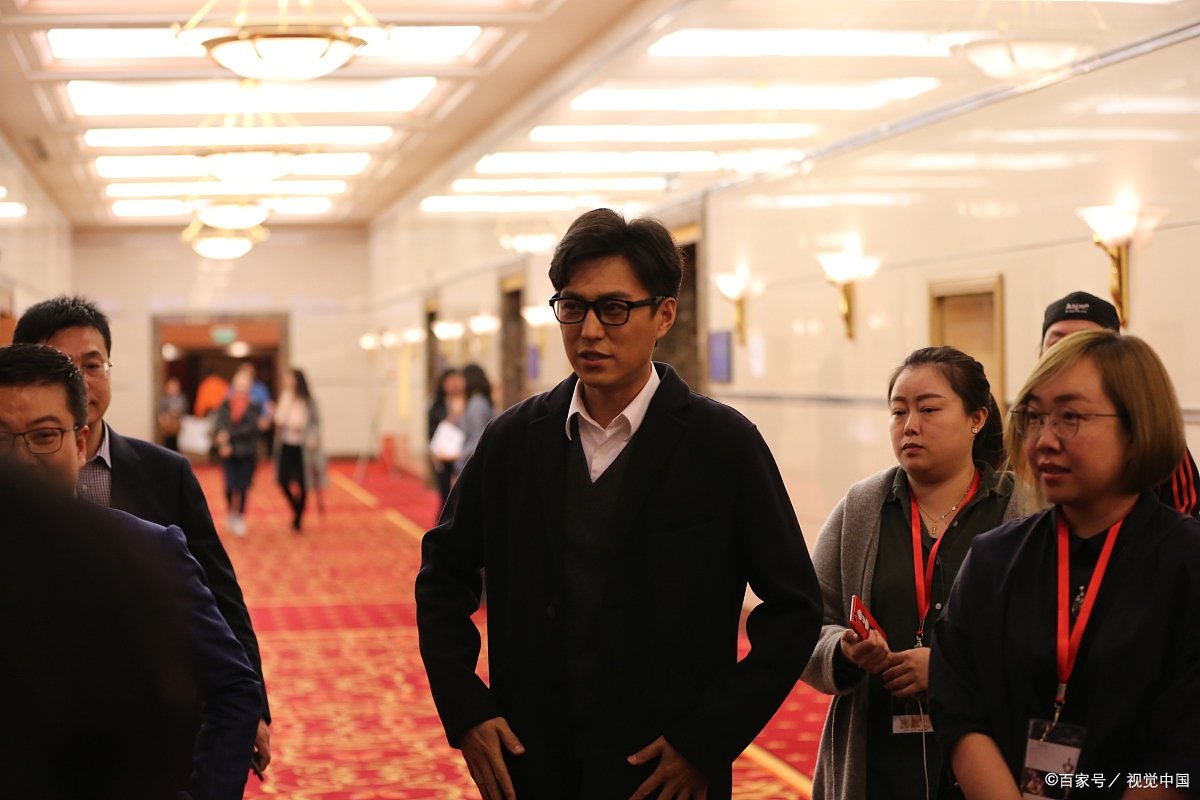 靳东的“老干部”人设是怎么立起来的？为什么有人说他的人设崩塌了？