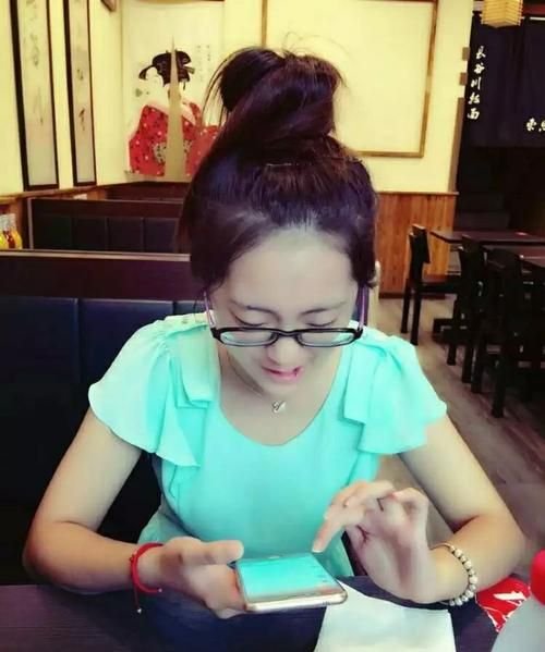 家有美女,家有姑娘美少女的意思