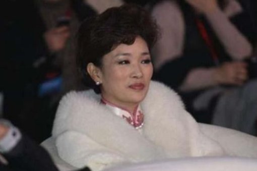 温州女首富胡洁:前夫坐牢,二婚嫁演员周立波,后来怎样?