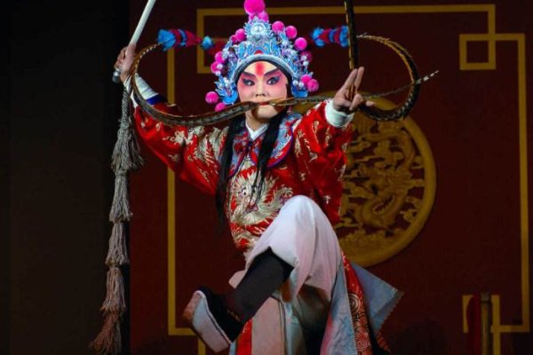 京剧道具中头上长长的两个羽毛,叫做什么?