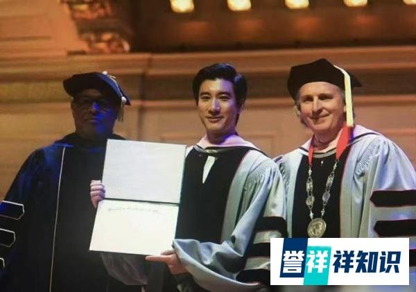 了不得!王力宏哥哥现身香港分享血癌科研,父母罕见露脸,好骄傲
