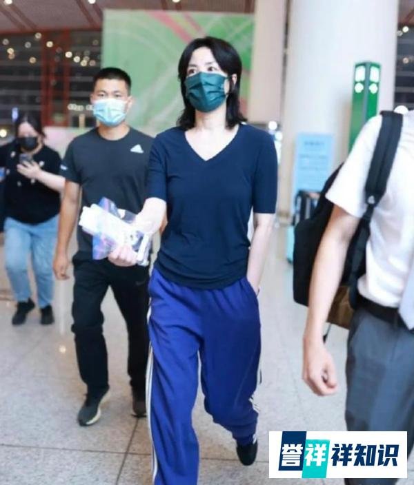 王菲出现:54岁穿深V上衣太性感,她和谢霆锋的打扮越来越像了