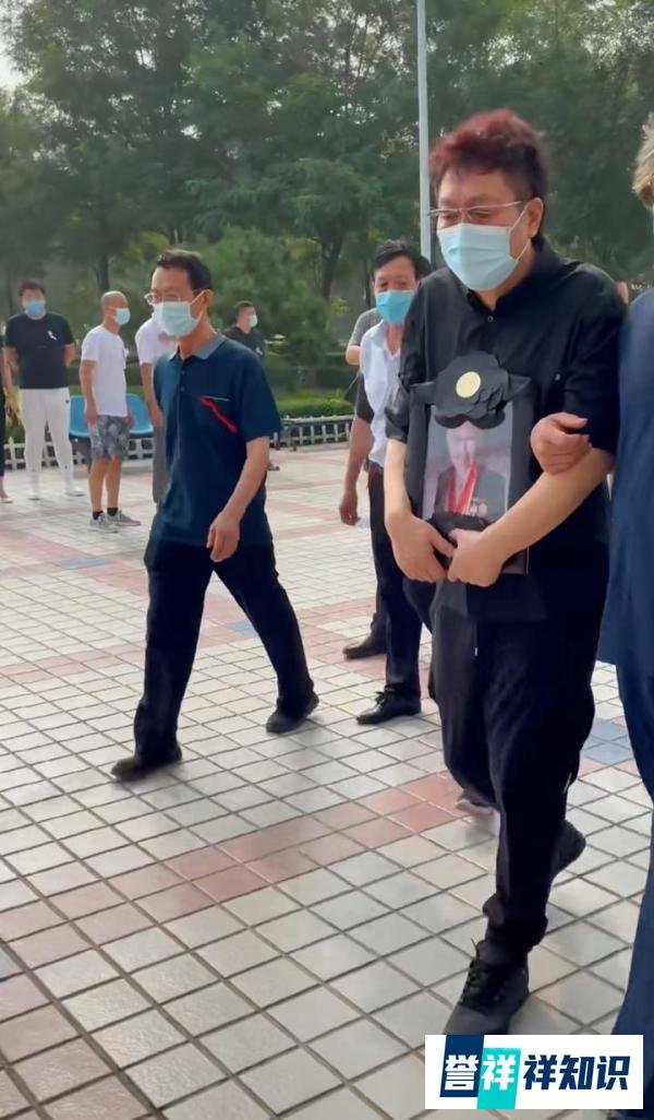 央视主持人发视频悼念母亲，一周内痛失俩亲友，王为念崩溃痛哭