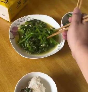 男子开特斯拉回家堵到没电 这是咋情况?