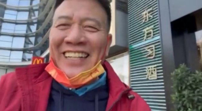 万梓良做核酸与路人发生冲突，遭怒视斥骂，双方到底是因何发生争执？