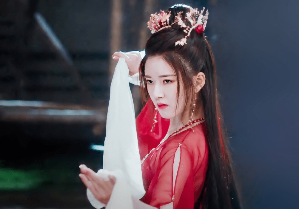 杨洋在剧组用袖子给赵露思挡太阳,你如何看待他的暖心之举?