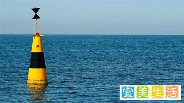 日本海滩发现了巨大的神秘金属球。间谍气球，UFO还是龙珠？