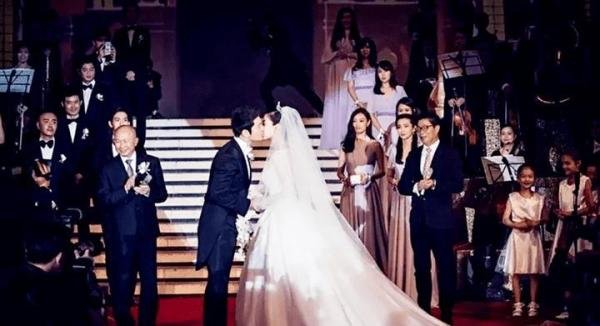 Angelababy黄晓明儿子非亲生？网友：难怪离婚！