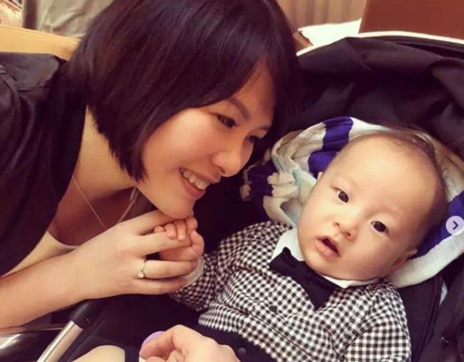 苏打绿馨仪二胎得女，生产累到边喂奶边打瞌睡，养孩子有多累？