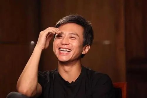 邓超自己给自己官宣加盟新综艺,你如何看待他的这一行为?