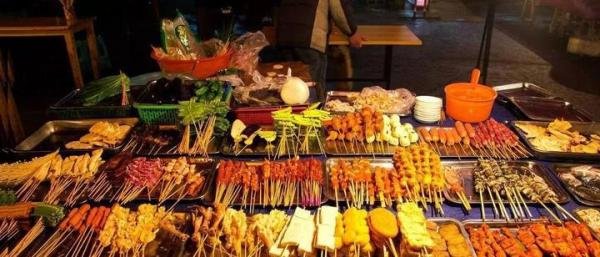 三男孩跪楼道里用饮料代酒做桃园结义的思考