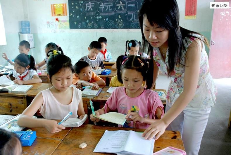 教师班级群内爆粗口？教体局：已停职 结果是这样的