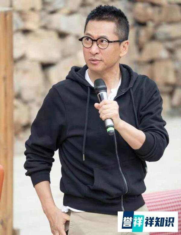 50岁尔康亮相《桃花坞》，公开冻龄秘笈，过午不食已坚持十年