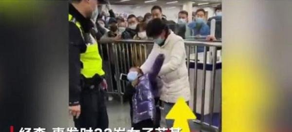 女子赶火车将女儿塞进行李箱 引发网友热议