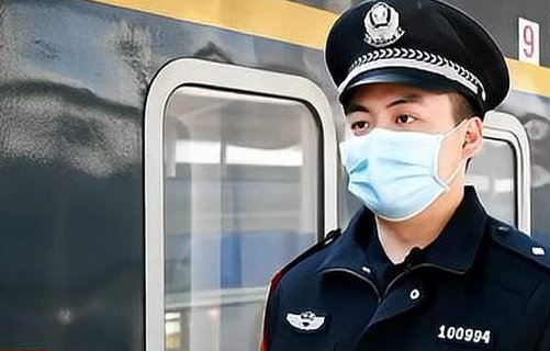 男子袭胸女孩,称离婚久了有点冲动!男子这一行为违反了哪些法律?