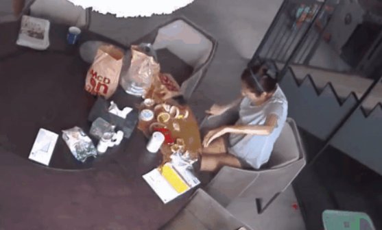 对于安以轩点麦当劳外卖被烫伤的事件，麦当劳是如何回应的？