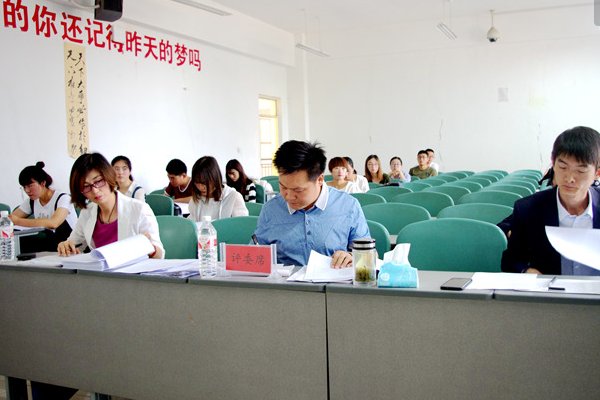 本科生答辩准备不足,老师怒扔论文,对此你怎么看?
