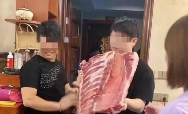16个外甥到舅舅家过暑假，1天吃16斤米，舅舅的表情亮了！痛并快乐着