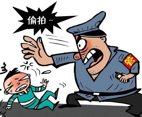 男子刷视频刷到自家,竟是同事偷拍!同事为何会这么做?