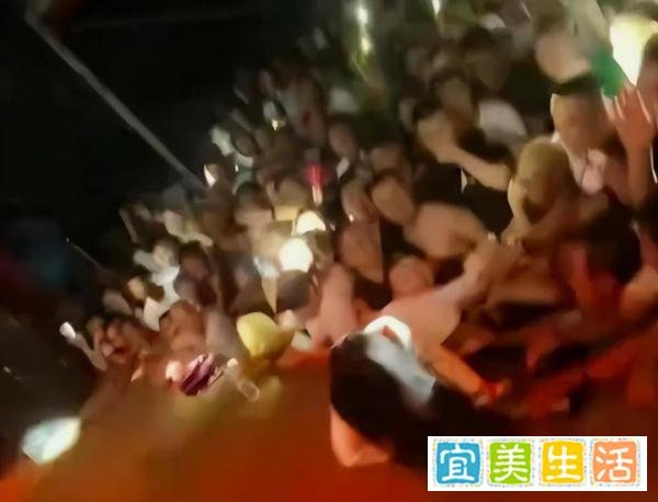 网传一女歌手山西演出时现场互动 遭数名男观众扯腿拽下舞台 疑似摔伤