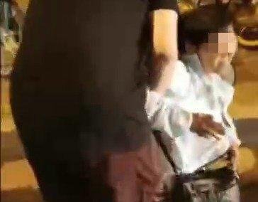 2名毕业生毫不犹豫扶起摔倒老人 这是咋情况？