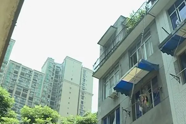 乐山男子坠楼砸中路人双双身亡,路人女儿发声,从中可以读出哪些信息?