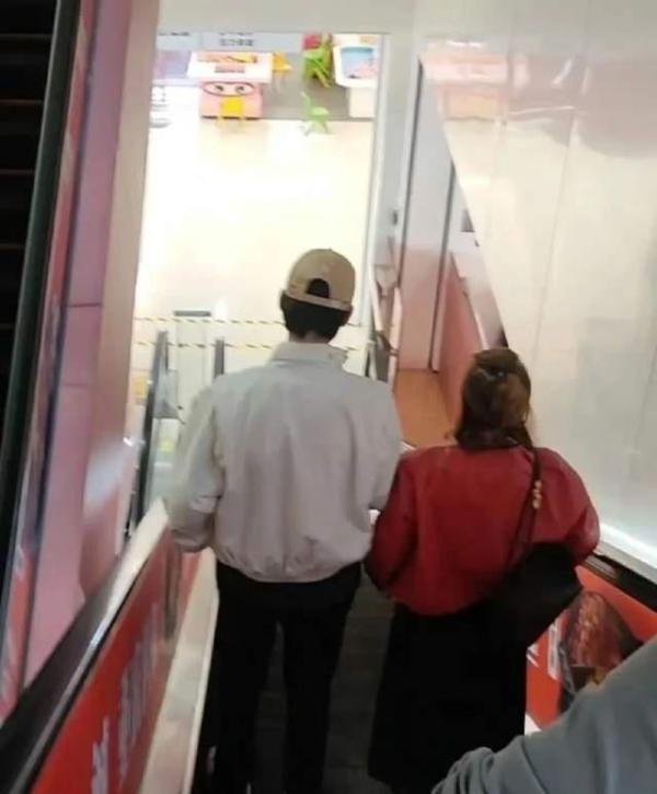 魏大勋抓脚踝出圈,陪妈妈吃饭也被品牌蹭热度,这就是火了的待遇