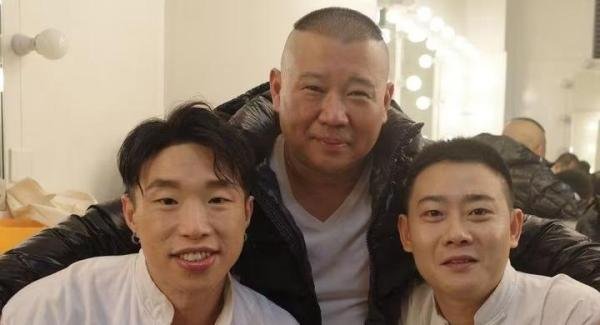 烧饼回应退社风波，郭德纲听后脸色变了三次，岳云鹏一言不发