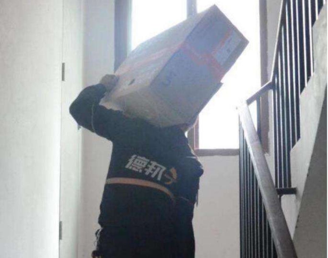 公寓电梯贴提示让快递走楼梯,这是歧视快递员吗?
