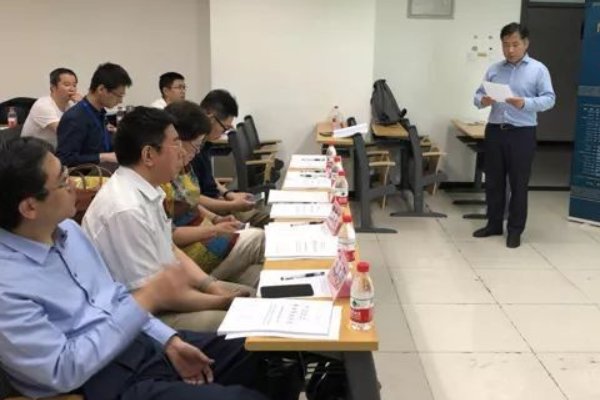 本科生答辩准备不足，老师怒扔论文，对此你怎么看？
