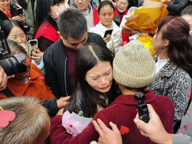 女儿失联24年,老母亲街头问路二人偶遇,重逢瞬间发生了什么?