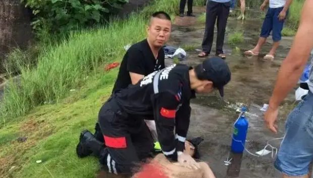 商南两学生溺水身亡,“夺命水坑”被认为是盗采沙石所致,责任该如何划分?