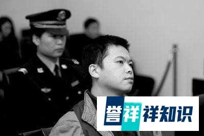 2014年，倒插门的他因五千多块的工资被嫌弃，丧失理智的他拿起剪刀