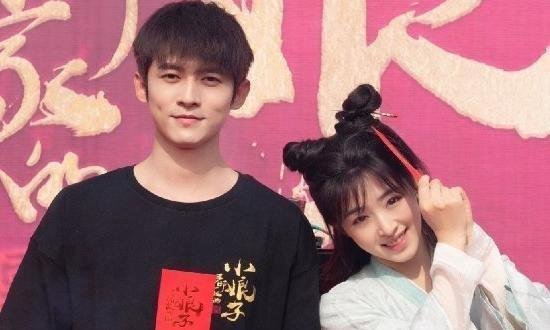 张含韵恋情疑似曝光，对方为《庆余年》中的五竹叔，曾参加综艺节目《一年级大学季》，又是一对姐弟恋