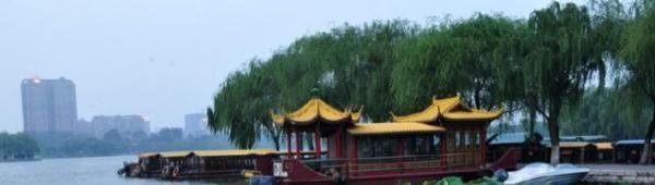 四面荷花三面柳,一城山色半城湖.是什么意思
