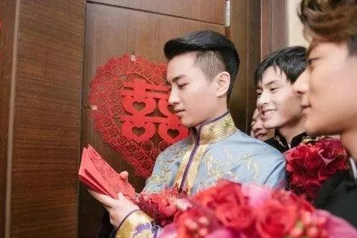 成都小伙接亲被要求先打麻将，这习俗是否该抵制？为什么？
