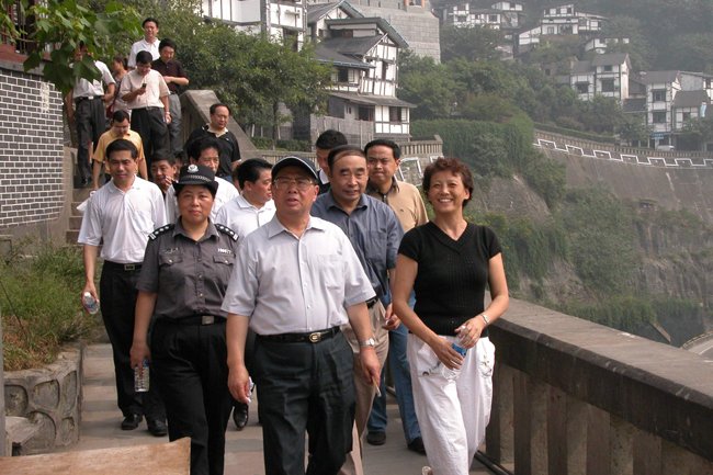 黄镇东的介绍