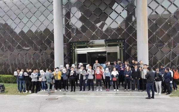 中国前首富被爆欠薪5个月,曾力压李嘉诚创港股神话,今突然翻脸