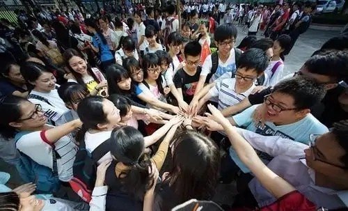 如何写考生政治思想品德鉴定表？