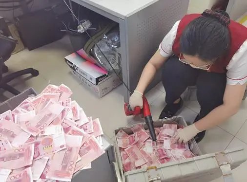 河南一医院救助流浪患者发现其腰缠28万现金,这些钱是从哪里来的?