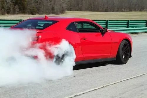 男子为庆祝朋友结婚，表演烧胎助兴 ，这种做法有多危险呢？