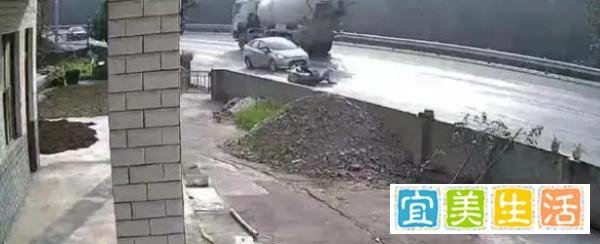 女子骑车遇沉降路段摔倒遭碾压身亡