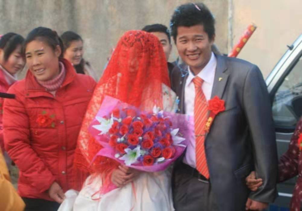 潍坊新娘坐婚房,老奶奶集体趴窗围观,这是个什么样的画面?