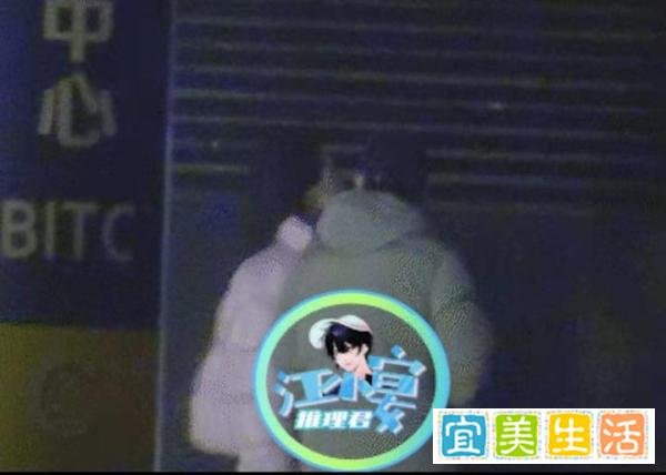 郭麒麟恋情疑似曝光，深夜与女孩在街头亲吻，女方体型高挑很般配
