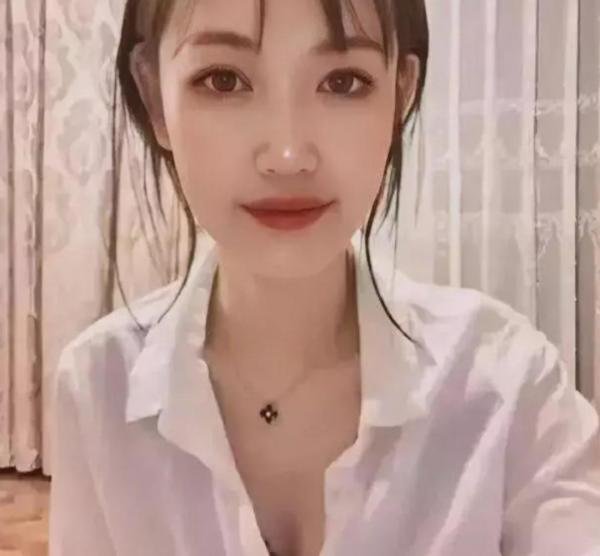 马蓉“大尺度”直播遭举报，现场视频曝光：求你穿上衣服，做个人吧！