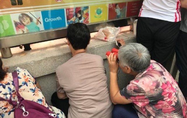 开学第一天，成都家长贴墙暗中观察，你能理解家长们的这一行为吗？