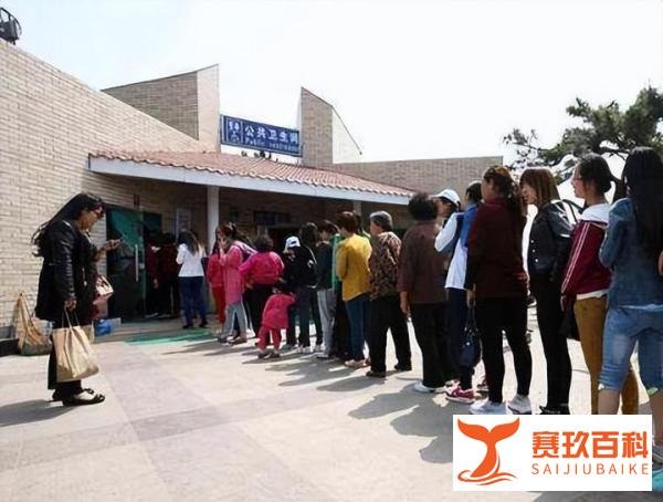 景区回应多名女子闯进男厕所方便：女性游客较多，会加强巡逻！