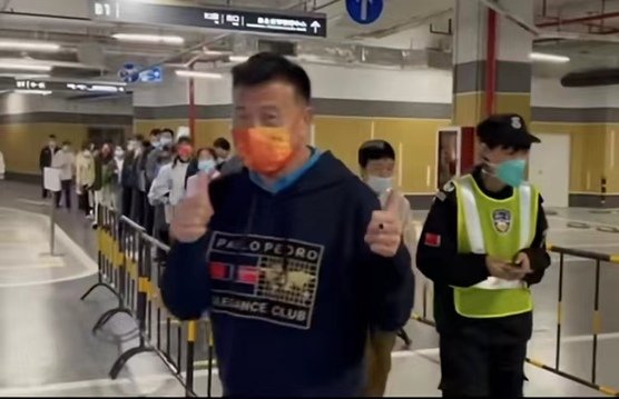 万梓良做核酸与路人发生冲突,遭怒视斥骂,双方到底是因何发生争执?