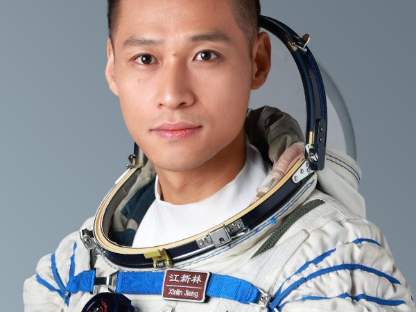 神州十七号宇航员是哪三位人